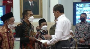 (Sumber: Presiden Jokowi menyerahkan sertifikat hak atas tanah untuk rakyat, di Istana Negara, Jakarta, Kamis 1 Desember 2022 / Foto: Humas Setkab/Oji)