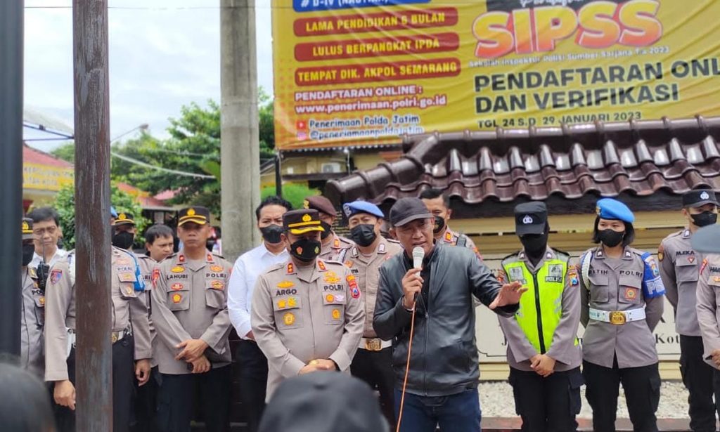 Kapolres Blitar Kota AKBP Argowiyono (kiri) bersama aktivis Mohammad Trijanto (kanan). Foto: Lintas7News