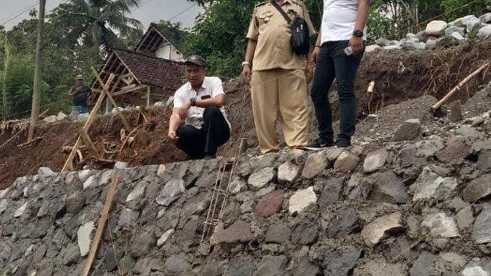 Polres Blitar saat lakukan penyelidikan proyek plengsengan (Sumber : Istimewa)