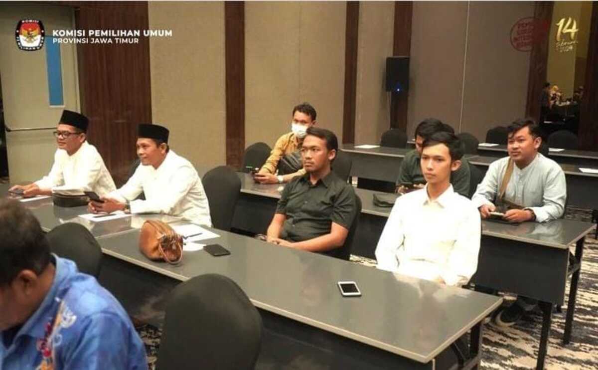 Mohammad Yusuf Afandi LO dari bacalon DPD RI Mohammad Trijanto hadiri acara rekapitulasi verifikasi persyaratan dukungan minimal pemilih tahap kedua dan rekapitulasi akhir pencalonan perseorangan anggota Dewan Perwakilan Daerah tingkat Provinsi Jawa Timur (Foto: Instagram @kpu_jatim)