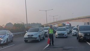 Foto: Aktivitas lalu lintas di Tol Joglo Jakarta Barat sempat ditutup imbas kecelakaan beruntun 6 mobil (Dok. Istimewa)