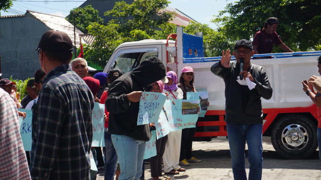 Aksi Ratusan Petani Gambar Blitar Berjajar di Depan Kantor DPRD Kabupaten Blitar (doc : Istimewa)