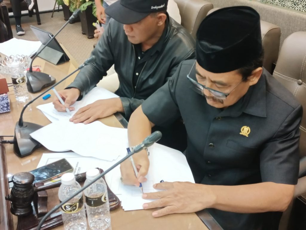 Calon anggota DPD RI Jatim Mohammad Trijanto bersama Koalisi Petani Anti Korupsi (KAPAK) Jatim tandatangani pakta integritas (doc. Istimewa)