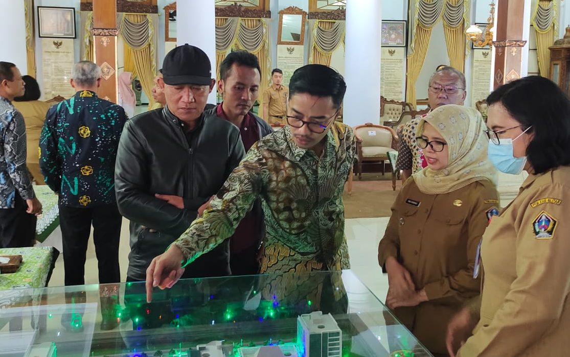 Mohammad Trijanto bersama Dewan Pengawas, Direktur RSUD Ngudi Waluyo, dan Bupati Blitar melihat mkaet RSUD Ngudi Waluyo Blitar (Foto : Lintas7News)