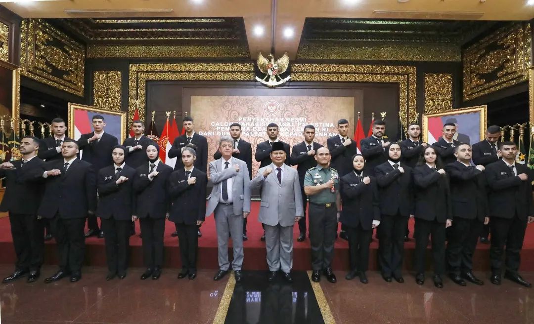 prabowo subianto besama 22 pemuda pemudi dari palestina yang mendapat beasiswa kuliah di Universitas Pertahanan. (doc : @instagram)