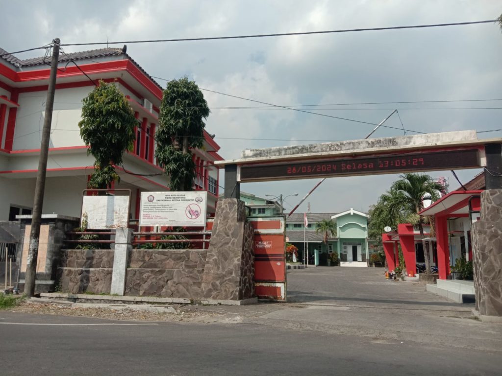 Kota Blitar mempersiapkan diri untuk menyambut Idul Adha di Pasar Hewan Dimoro, DKPP Kota Blitar memastikan kesehatan hewan kurban.