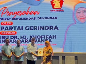 Partai Gerindra menyerahkan surat dukungan atau rekomendasi kepada Khofifah Indar Parawansa - Emil Dardak untuk maju Pilkada Jawa Timur 2024.