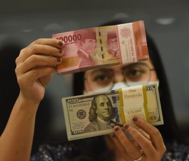 Rupiah melemah 16 poin atau 0,10% menjadi Rp15.971 per dolar AS pada pukul 09.15 WIB. Sementara indeks dolar AS menguat 0,04% ke level 104,49. 20/05/2024.