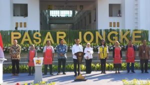 Presiden Jokowi didampingi Ibu Negara Iriana resmikan pasar jongke