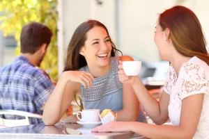 Menurut Cambridge Dictionary, 'conversation' didefinisikan sebagai percakapan antara dua orang atau lebih.