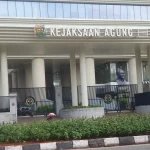 Kejagung diminta untuk menegakkan hukum sesuai aturan yang berlaku dalam penanganan kerugian negara terkait kasus korupsi timah.