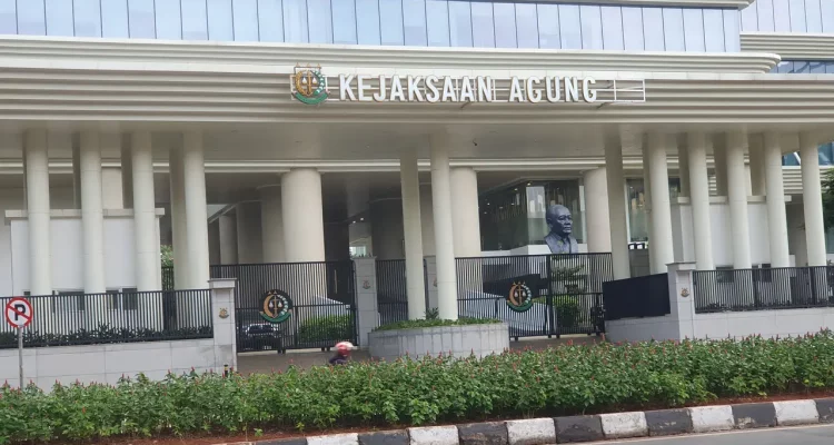 Kejagung diminta untuk menegakkan hukum sesuai aturan yang berlaku dalam penanganan kerugian negara terkait kasus korupsi timah.