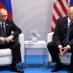 Presiden AS, Donald Trump (kanan) berbincang dengan Presiden Rusia Vladimir Putin saat bertemu di KTT G20,