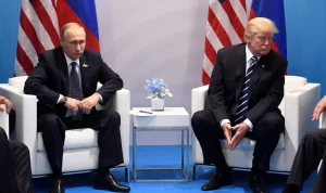 Presiden AS, Donald Trump (kanan) berbincang dengan Presiden Rusia Vladimir Putin saat bertemu di KTT G20,