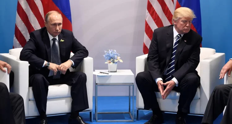 Presiden AS, Donald Trump (kanan) berbincang dengan Presiden Rusia Vladimir Putin saat bertemu di KTT G20,