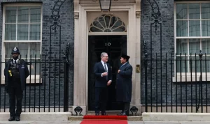 Presiden Prabowo Subianto dan PM Inggris Keir Starmer berpose di 10 Downing Street, London.