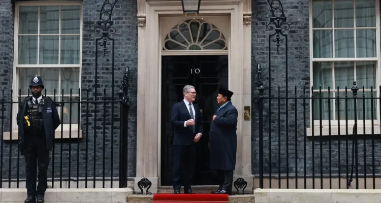 Presiden Prabowo Subianto dan PM Inggris Keir Starmer berpose di 10 Downing Street, London.