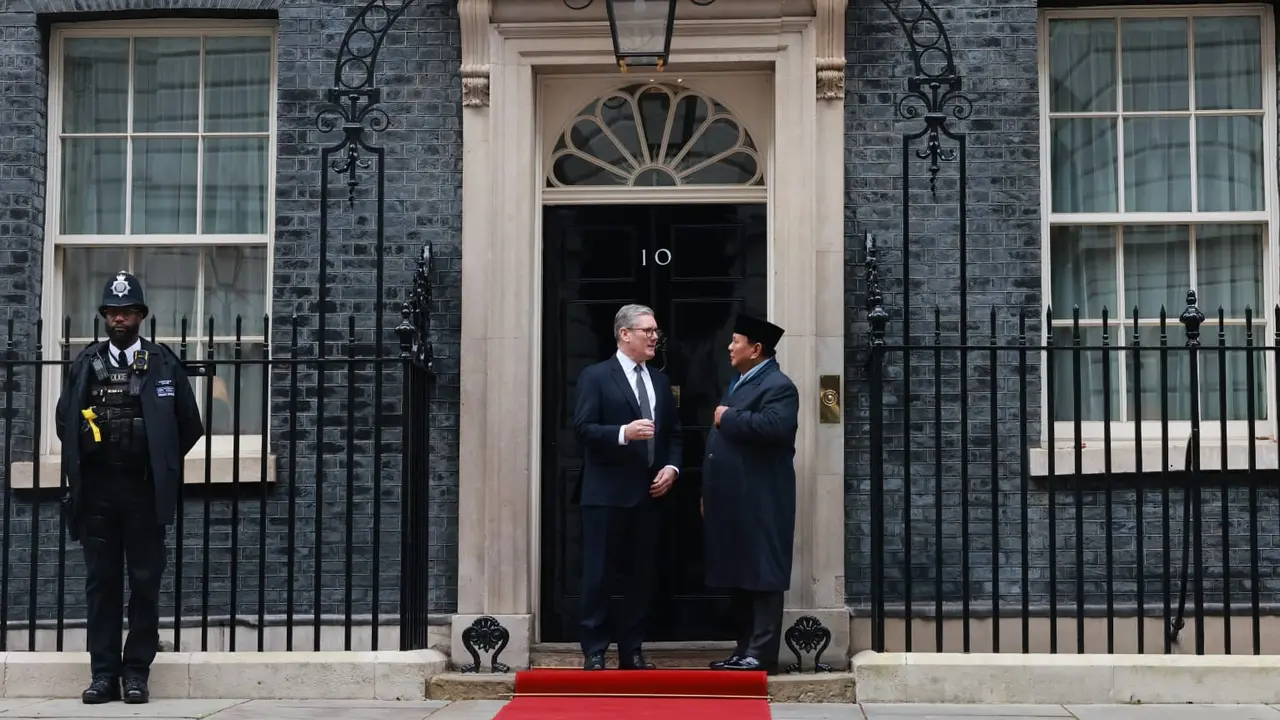 Presiden Prabowo Subianto dan PM Inggris Keir Starmer berpose di 10 Downing Street, London.