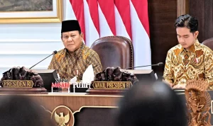 Presiden Prabowo Subianto didampingi Wapres Gibran Rakabuming Raka memimpin sidang perdana Kabinet Merah Putih di Istana.