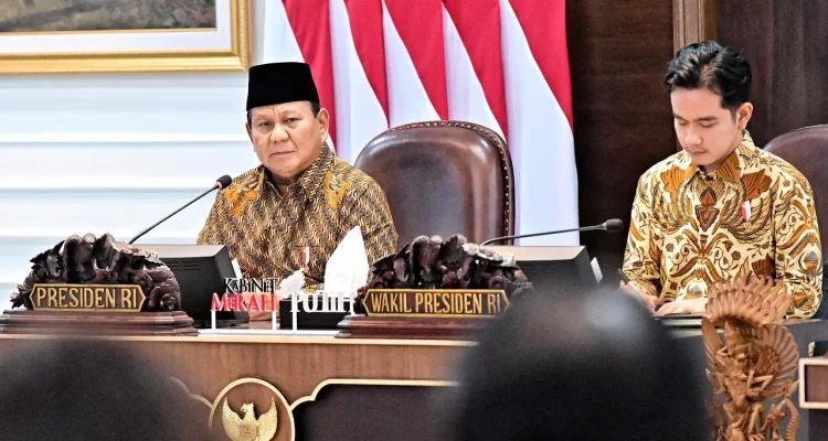 Presiden Prabowo Subianto didampingi Wapres Gibran Rakabuming Raka memimpin sidang perdana Kabinet Merah Putih di Istana.