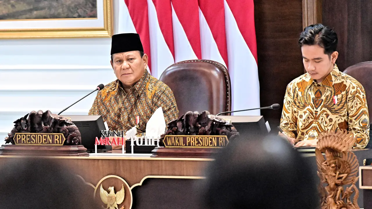 Presiden Prabowo Subianto didampingi Wapres Gibran Rakabuming Raka memimpin sidang perdana Kabinet Merah Putih di Istana.