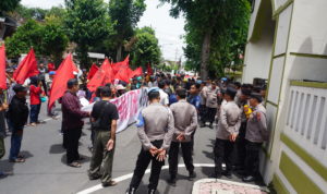 FMR dan KRPK Gelar Aksi Damai di Kejaksaan Kota dan Kabupaten Blitar.