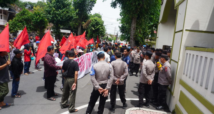 FMR dan KRPK Gelar Aksi Damai di Kejaksaan Kota dan Kabupaten Blitar.