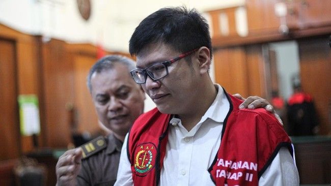 Jampidsus Kejagung melimpahkan berkas dan tiga hakim PN Surabaya tersangka suap vonis bebas Ronald Tannur ke JPU.