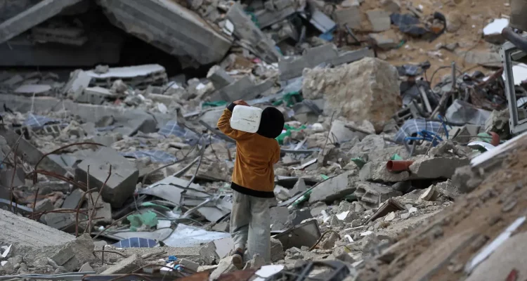 Saat ini jutaan anak masih menghadapi masalah-masalah yang sering membuat mereka merasa terancam hingga menimbulkan rasa takut. Tampak dalam foto, seorang anak laki-laki Palestina membawa sebuah wadah plastik saat dia berjalan melewati puing-puing di samping sebuah bangunan yang hancur akibat pemboman Israel baru-baru ini di Khan Yunis di Jalur Gaza selatan pada 19 November 2024.