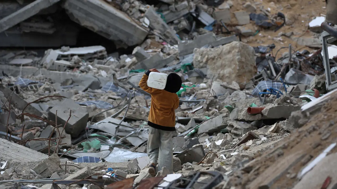 Saat ini jutaan anak masih menghadapi masalah-masalah yang sering membuat mereka merasa terancam hingga menimbulkan rasa takut. Tampak dalam foto, seorang anak laki-laki Palestina membawa sebuah wadah plastik saat dia berjalan melewati puing-puing di samping sebuah bangunan yang hancur akibat pemboman Israel baru-baru ini di Khan Yunis di Jalur Gaza selatan pada 19 November 2024.