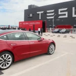 Foto yang diabadikan pada 26 Oktober 2020 ini menunjukkan kendaraan Tesla Model 3 yang diproduksi di China (made in China) di gigafactory Tesla yang terletak di Shanghai, China timur.