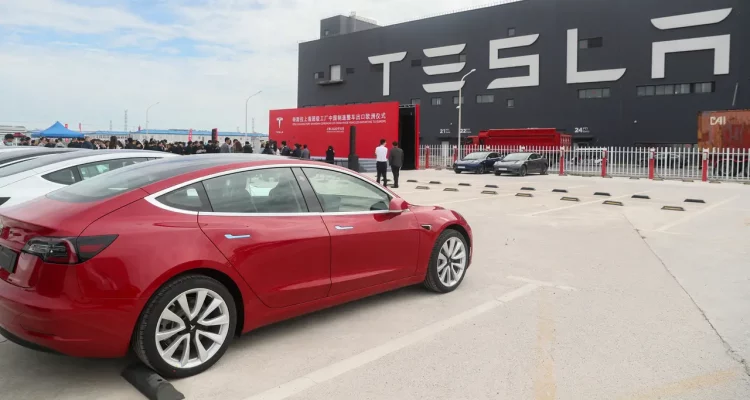 Foto yang diabadikan pada 26 Oktober 2020 ini menunjukkan kendaraan Tesla Model 3 yang diproduksi di China (made in China) di gigafactory Tesla yang terletak di Shanghai, China timur.