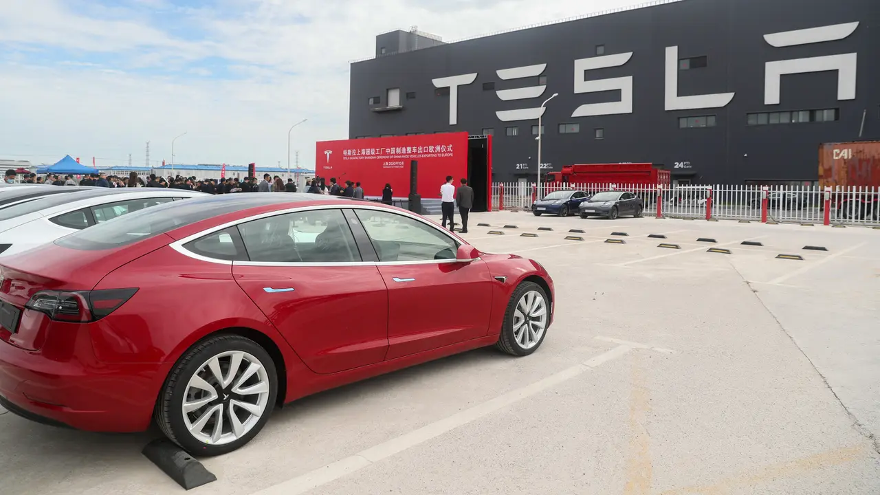 Foto yang diabadikan pada 26 Oktober 2020 ini menunjukkan kendaraan Tesla Model 3 yang diproduksi di China (made in China) di gigafactory Tesla yang terletak di Shanghai, China timur.