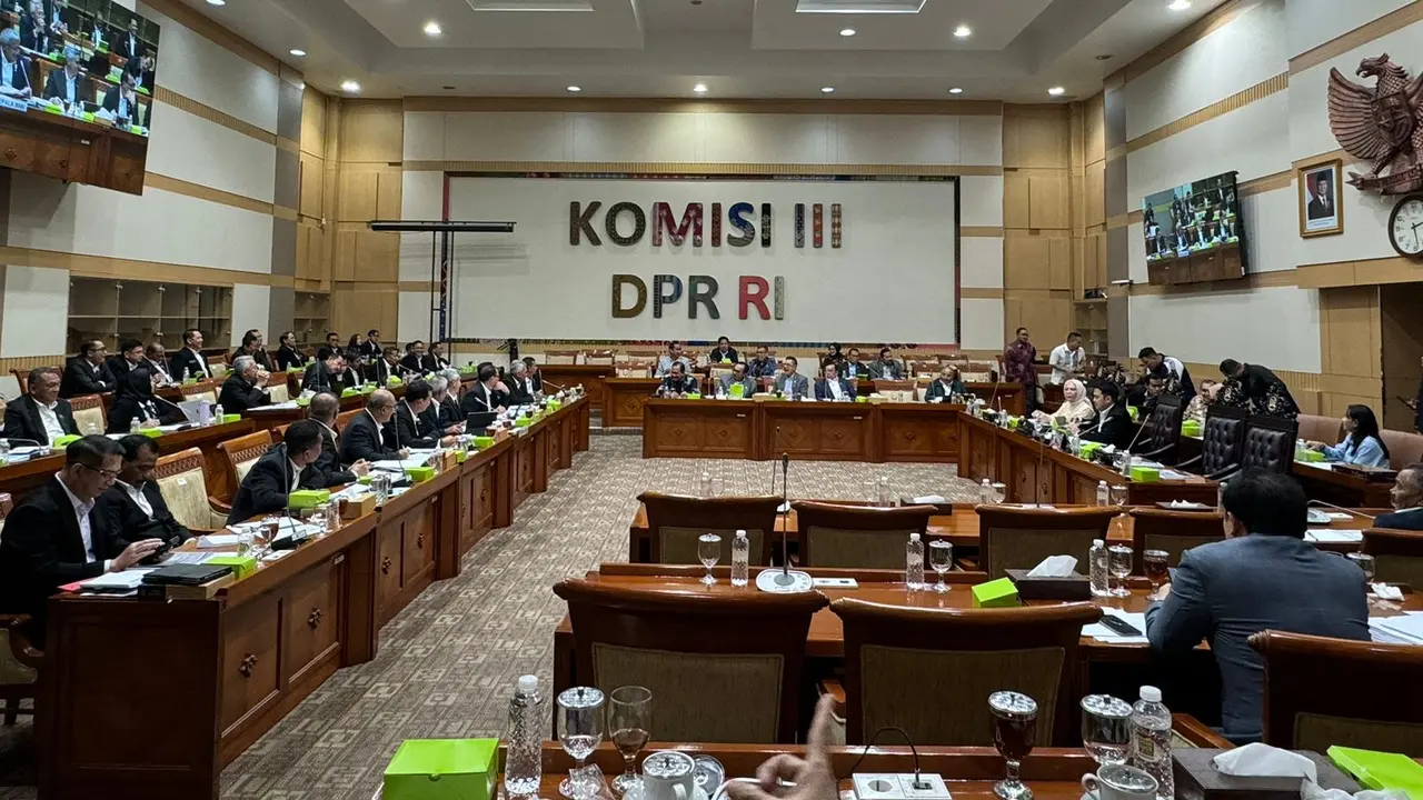 Komisi III DPR RI melangsungkan rapat kerja dengan Badan Narkotika Nasional BNN