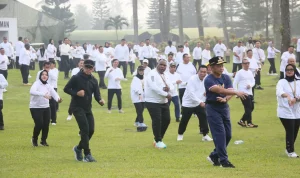 Menteri Dalam Negeri Tito Karnavian mengikuti senam pagi bersama para kepala daerah peserta retreat pembekalan di Lembah Tidar Akademi Militer Magelang