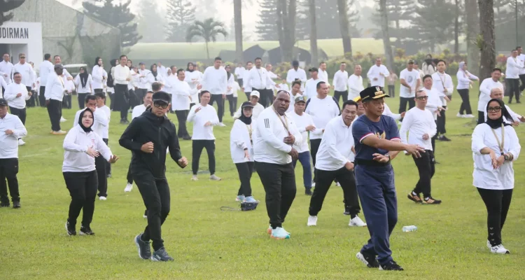 Menteri Dalam Negeri Tito Karnavian mengikuti senam pagi bersama para kepala daerah peserta retreat pembekalan di Lembah Tidar Akademi Militer Magelang