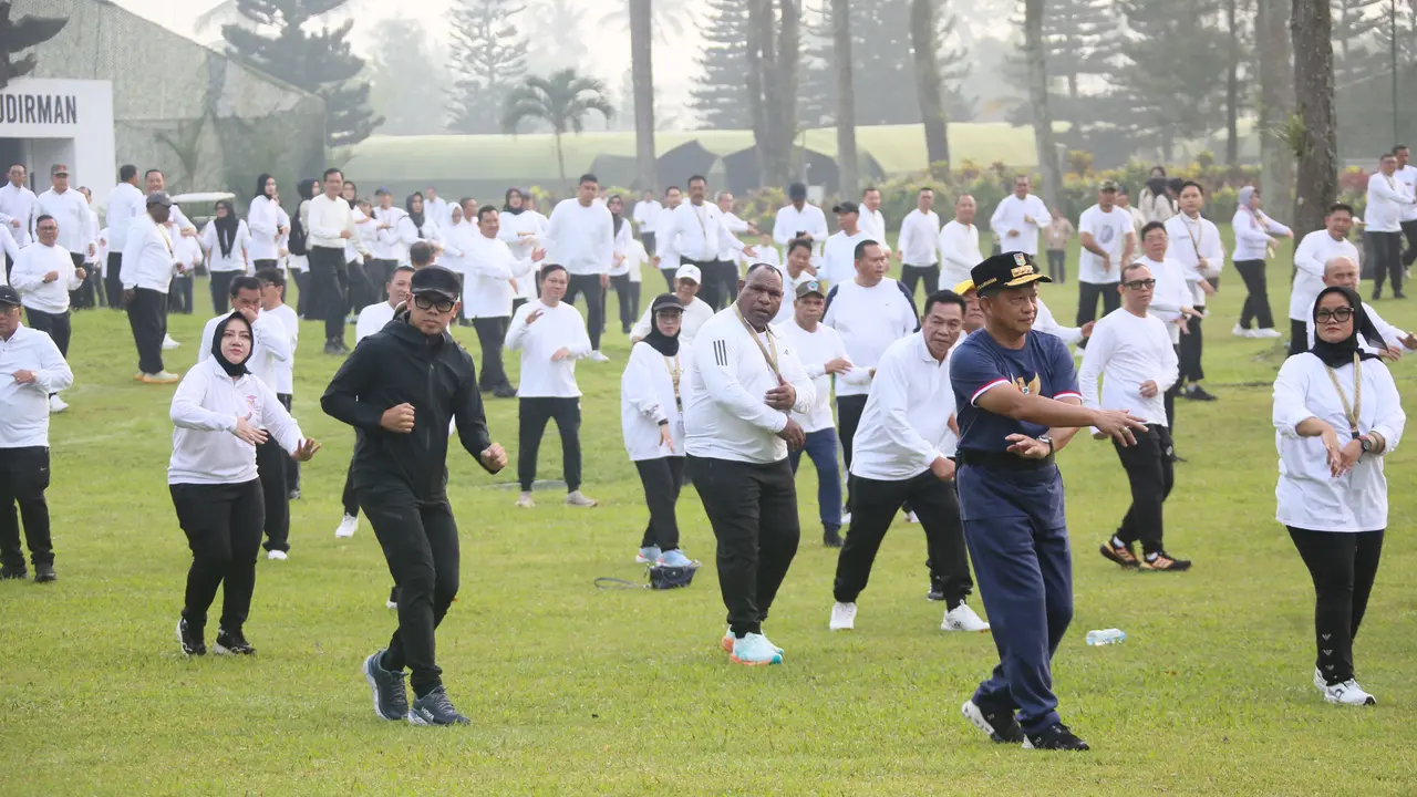 Menteri Dalam Negeri Tito Karnavian mengikuti senam pagi bersama para kepala daerah peserta retreat pembekalan di Lembah Tidar Akademi Militer Magelang