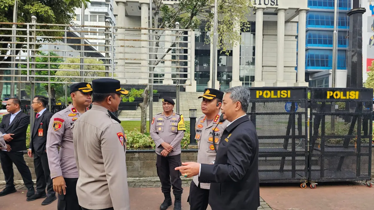 Polisi mengawal sidang sengketa Pilkada 2024 di Mahkamah Konstitusi.