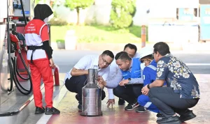 Direktur Utama Pertamina Simon Aloysius Mantiri sidak ke sejumlah SPBU di Jakarta untuk melihat kualitas BBM produk Pertamina.