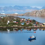 Pemandangan Desa Kulusuk di Kota Sermersooq, Greenland, Denmark, 16 Agustus 2019. Greenland merupakan teritori dan wilayah otonomi khusus Denmark di wilayah Arktika.