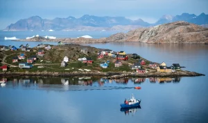 Pemandangan Desa Kulusuk di Kota Sermersooq, Greenland, Denmark, 16 Agustus 2019. Greenland merupakan teritori dan wilayah otonomi khusus Denmark di wilayah Arktika.