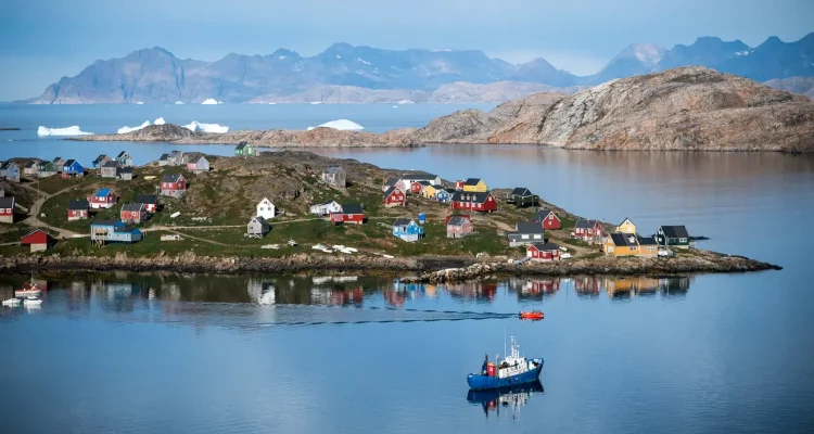 Pemandangan Desa Kulusuk di Kota Sermersooq, Greenland, Denmark, 16 Agustus 2019. Greenland merupakan teritori dan wilayah otonomi khusus Denmark di wilayah Arktika.