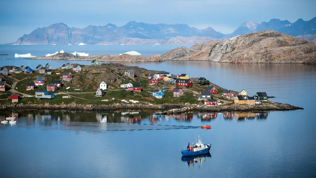 Pemandangan Desa Kulusuk di Kota Sermersooq, Greenland, Denmark, 16 Agustus 2019. Greenland merupakan teritori dan wilayah otonomi khusus Denmark di wilayah Arktika.