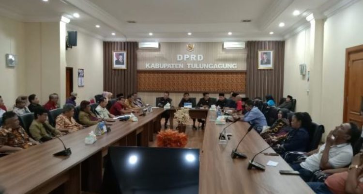 Sejumlah pemilik usaha hiburan malam, kafe, dan karaoke di Tulungagung mendatangi kantor DPRD Tulungagung