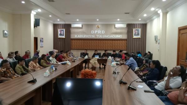 Sejumlah pemilik usaha hiburan malam, kafe, dan karaoke di Tulungagung mendatangi kantor DPRD Tulungagung