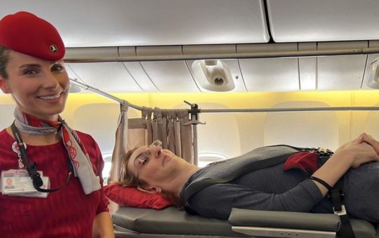 Rumeysa Gelgi di dalam Maskapai Turkish Airlines