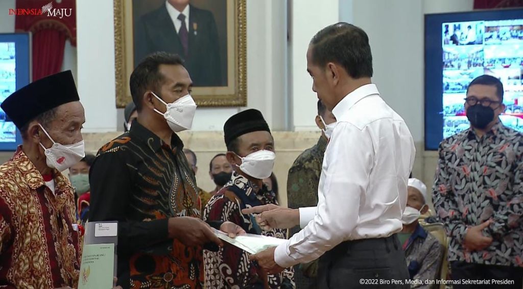 (Sumber: Diwakili oleh seorang petani Desa Soso bernama Sakri, ia menerima langsung Sertifikat Redistribusi dari Presiden Jokowi di Istana Negara, Kamis 1 Desember 2022/ Setkab)