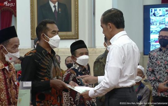 (Sumber: Presiden Jokowi menyerahkan sertifikat hak atas tanah untuk rakyat, di Istana Negara, Jakarta, Kamis 1 Desember 2022 / Foto: Humas Setkab/Oji)