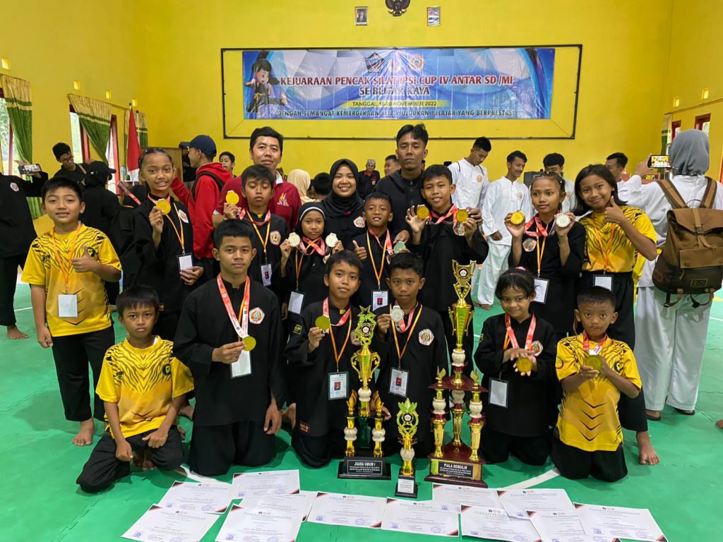 Tim Golden Silat Club mendapatkan juara umum 1 (Sumber: Lintas7News/Burhanuddin Abdullah)