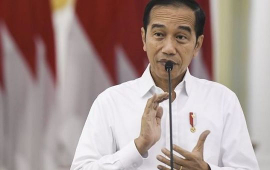 (Sumber: Presiden Jokowi menyerahkan sertifikat hak atas tanah untuk rakyat dan ingatkan pentingnya sertifikat bagi masyarakat pemegang tanah karena merupakan tanda bukti hak hukum atas tanah yang dimiliki, di Istana Negara, Jakarta, Kamis 1 Desember 2022 / Foto: Humas Setkab)
